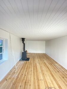 Nyt trægulv i stue med brændeovn