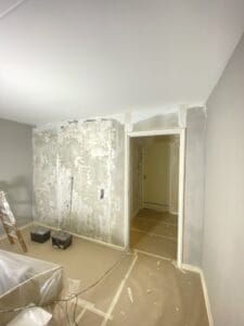 Værelse under renovering med døråbning